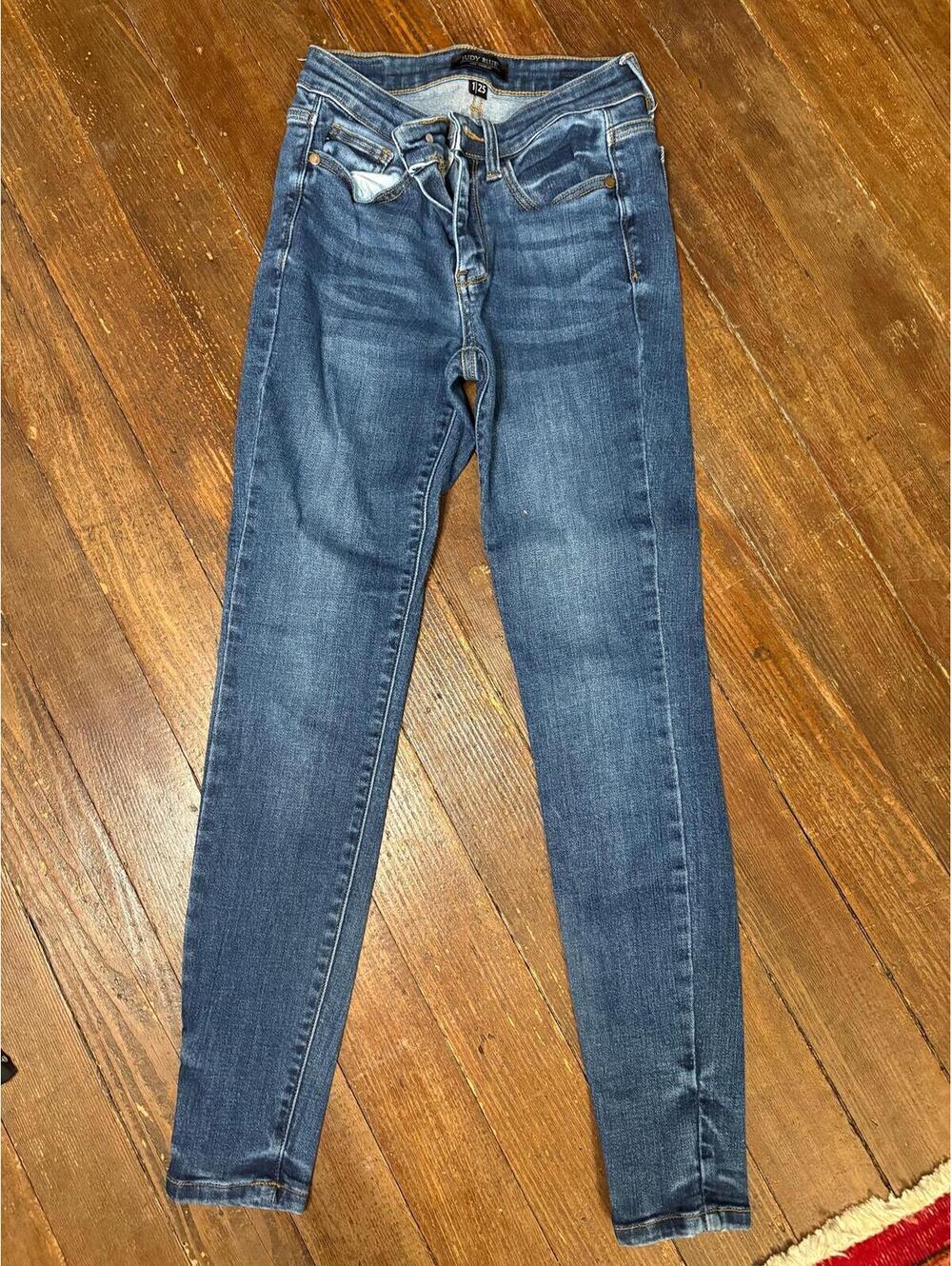275. JUDY BLUE SKINNY JEANS